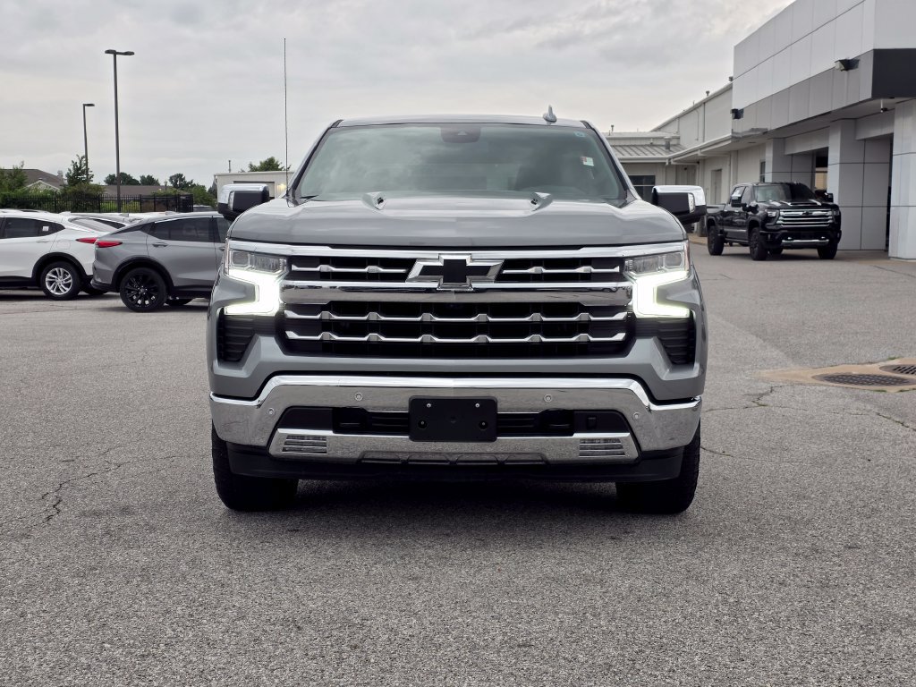 Used 2025 Chevrolet Silverado 1500 LTZ AWD/4WD image 2