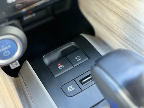 Used 2022 Toyota Venza Limited image 37