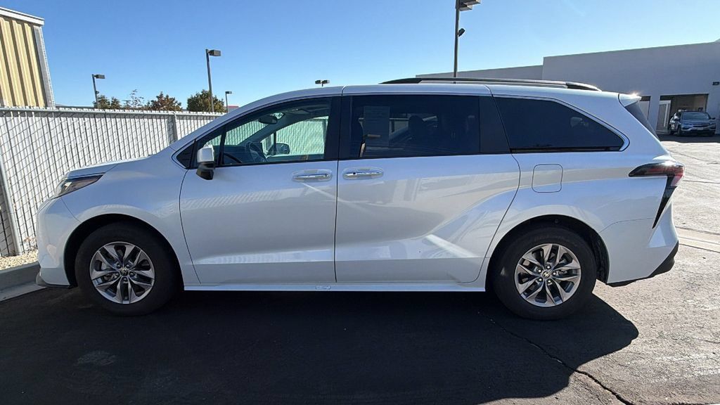 Used 2025 Toyota Sienna XLE FWD image 3