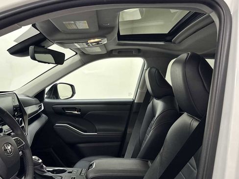 Certified 2022 Toyota Highlander XLE image 24