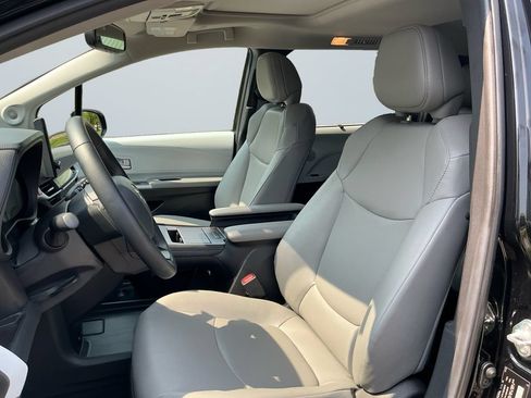 Used 2025 Toyota Sienna XLE w/ XLE Plus Package AWD/4WD image 10