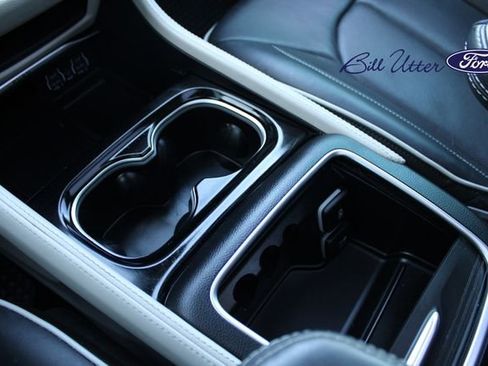 Used 2023 Chrysler Pacifica Limited image 18