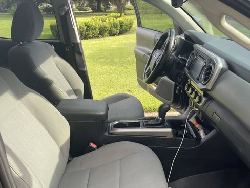 Used 2018 Toyota Tacoma SR5 AWD/4WD image 3