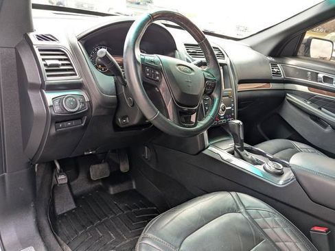 Used 2019 Ford Explorer Platinum AWD/4WD image 2