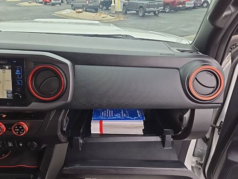 Used 2018 Toyota Tacoma TRD Sport w/ Technology Package image 33