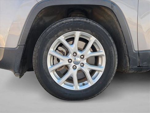 Used 2018 Jeep Cherokee Latitude w/ Cold Weather Group image 23