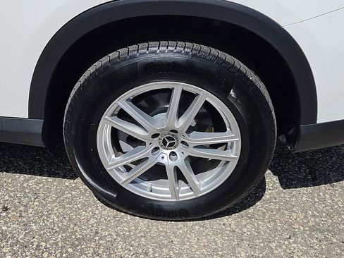 Used 2025 Mercedes-Benz GLC 300 4MATIC image 3