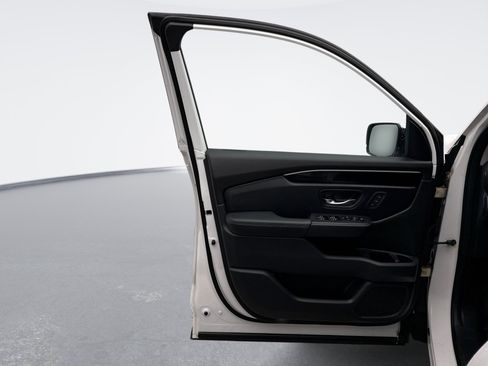 Used 2023 Honda Pilot Touring image 9