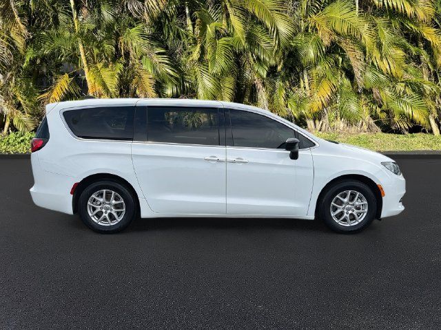 Used 2024 Chrysler Voyager LX FWD image 4