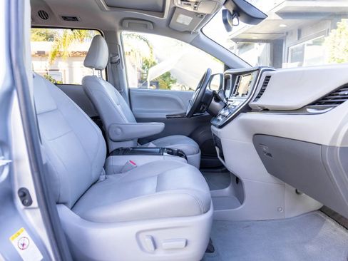 Used 2018 Toyota Sienna XLE image 14