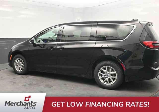 Used 2024 Chrysler Pacifica Touring-L FWD image 4