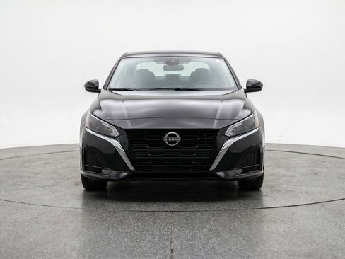 Used 2025 Nissan Altima 2.5 SV FWD image 2