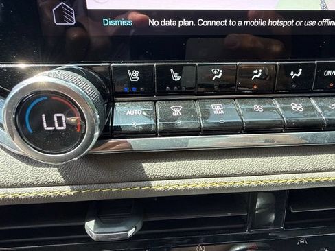 Used 2024 Chevrolet Colorado ZR2 w/ ZR2 Convenience Package III AWD/4WD image 19