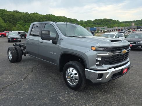 Used 2026 Chevrolet Silverado 3500 LT w/ Convenience Package AWD/4WD image 2