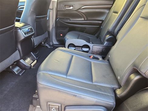 Used 2016 Toyota Highlander Limited image 25