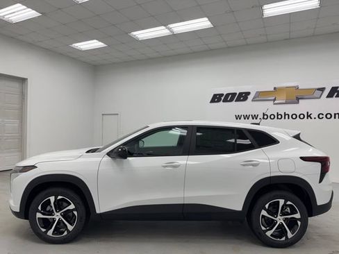 New 2026 Chevrolet Trax RS w/ Sunroof Package FWD image 8