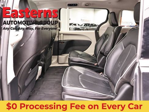 Used 2023 Chrysler Pacifica Limited FWD image 23