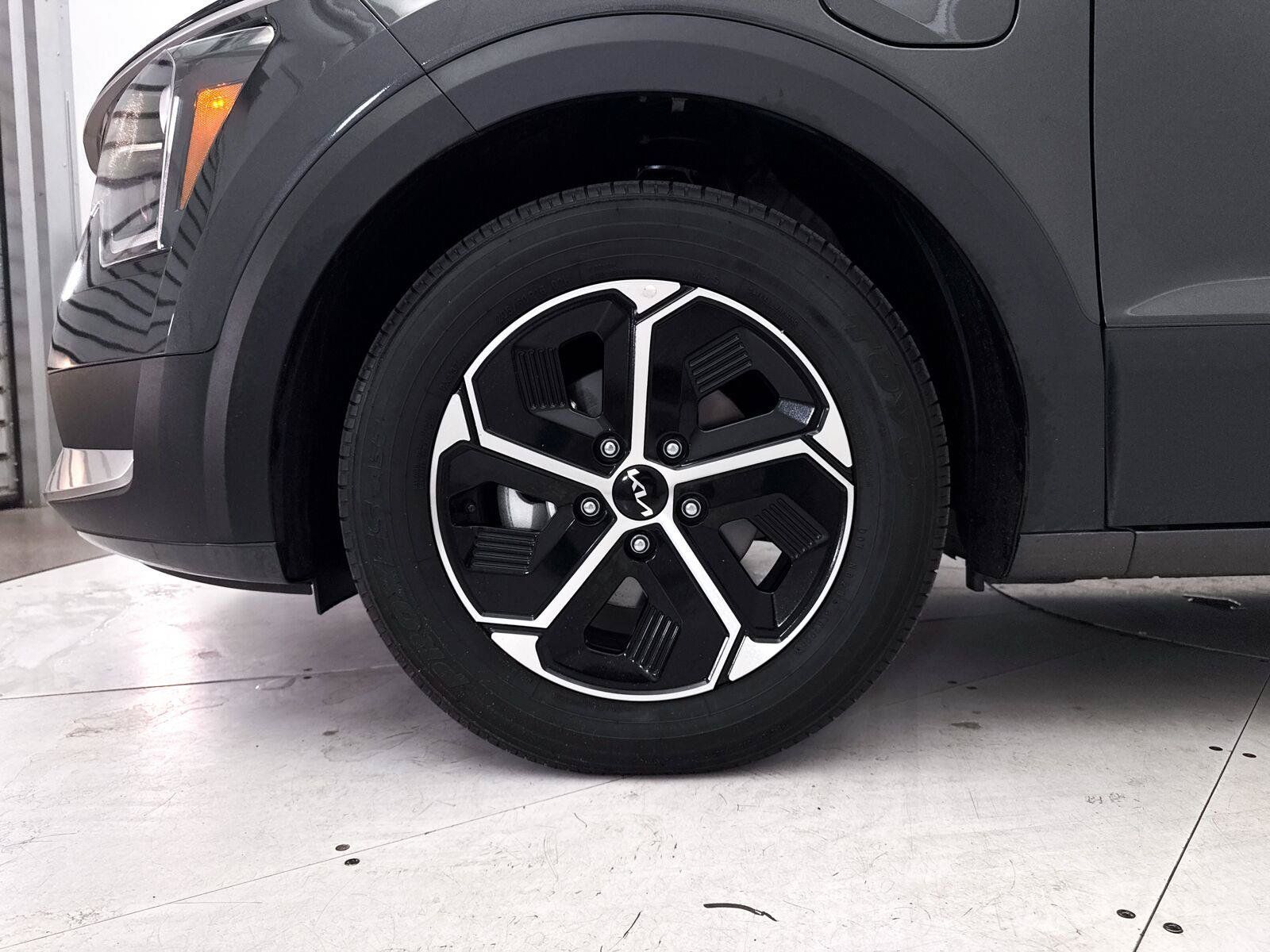 Used 2024 Kia Niro EX w/ EX Cold Weather Package FWD image 15