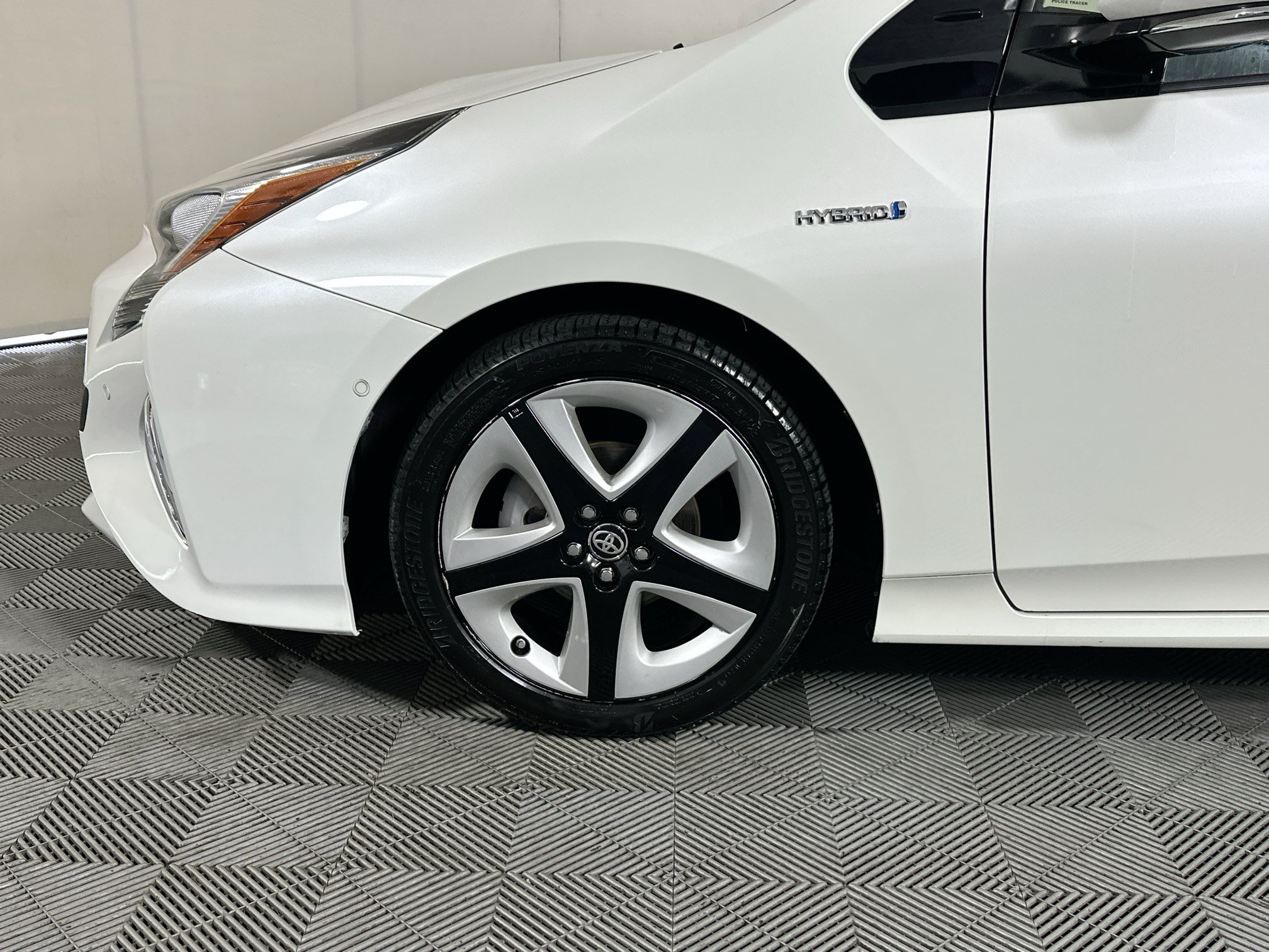 Used 2017 Toyota Prius Four Touring w/ Premium Convenience Package FWD image 11