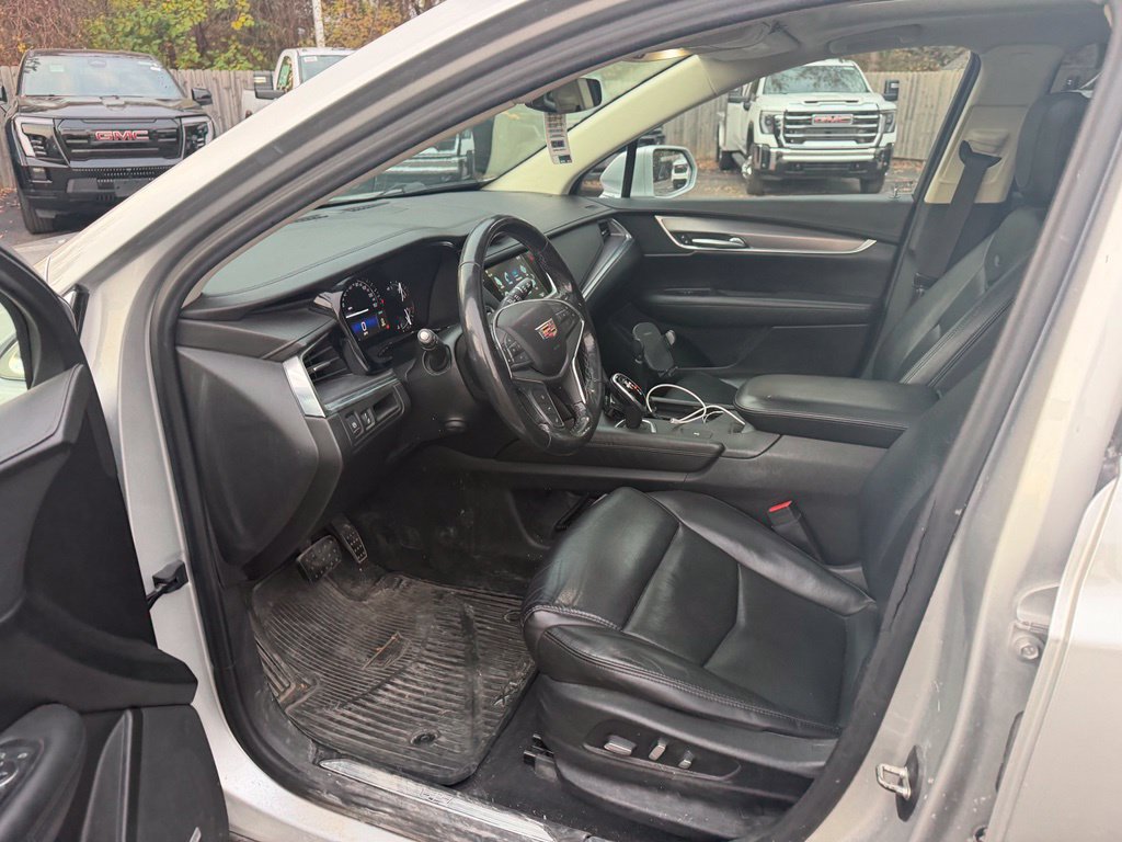 Used 2018 Cadillac XT5 Luxury w/ Driver Awareness Package FWD image 9