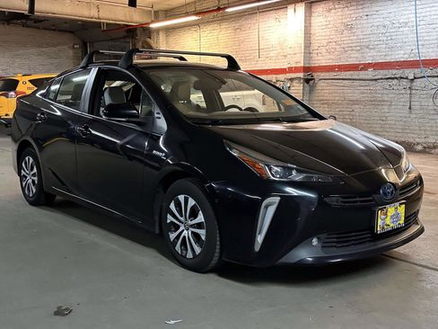 Used 2021 Toyota Prius XLE image 7
