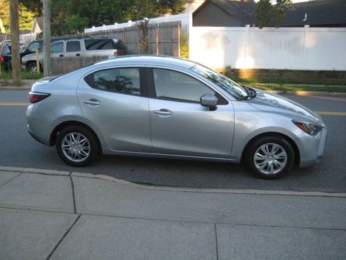 Used 2019 Toyota Yaris L image 4