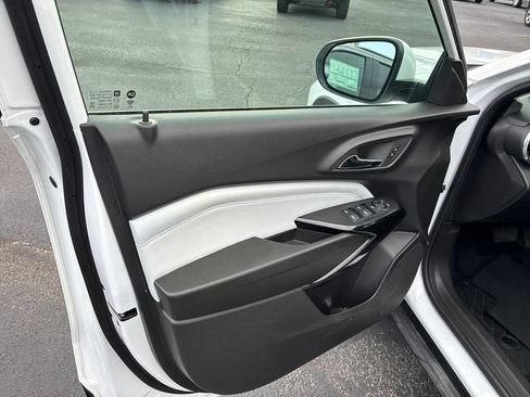 Used 2025 Chevrolet Trax LT w/ Sunroof Package FWD image 12