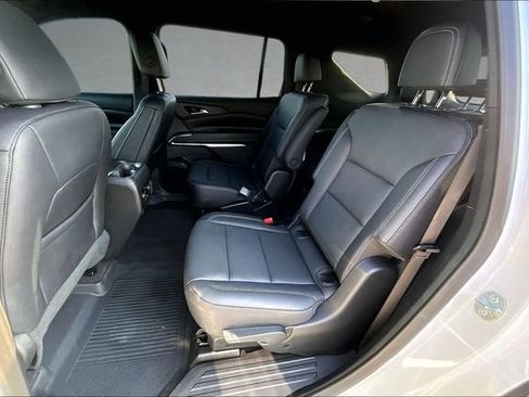 Used 2025 Chevrolet Traverse LT FWD image 23