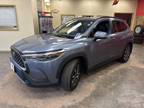 Used 2023 Toyota Corolla Cross XLE w/ Convenience Package image 3