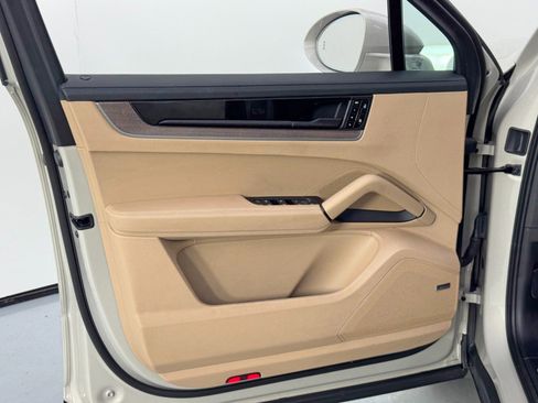 Used 2025 Porsche Cayenne E-Hybrid image 42