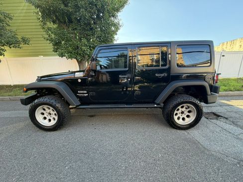 Used 2018 Jeep Wrangler Unlimited Sport S AWD/4WD image 3
