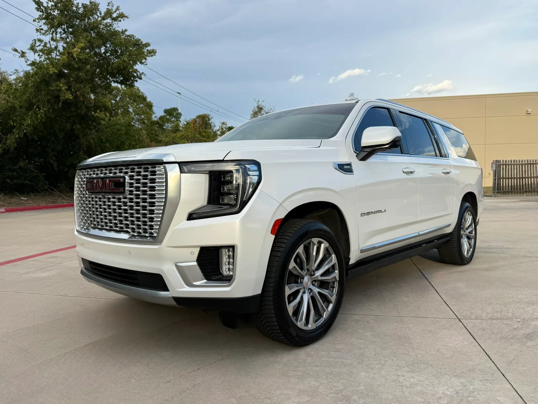 Used 2021 GMC Yukon XL Denali w/ Denali Premium Package AWD/4WD image 2