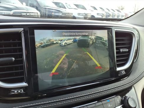 Certified 2023 Chrysler Pacifica Limited image 17