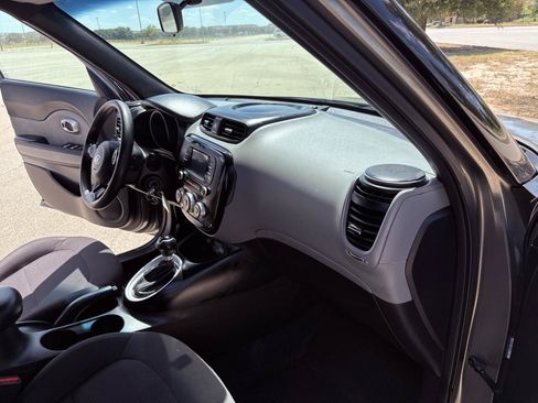 Used 2019 Kia Soul FWD image 28