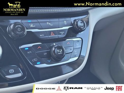 Used 2024 Chrysler Pacifica Limited FWD image 11