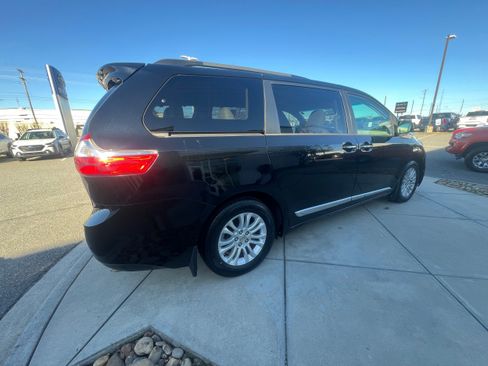 Used 2016 Toyota Sienna XLE image 8