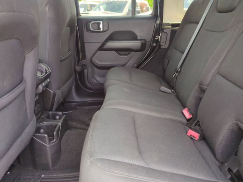 Certified 2019 Jeep Wrangler Unlimited Sahara AWD/4WD image 19