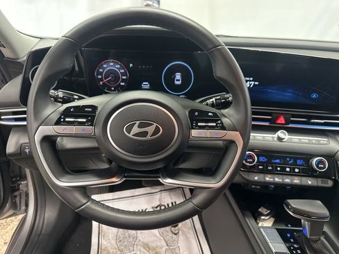 Used 2025 Hyundai Elantra SEL image 17