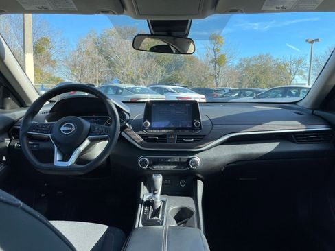 Used 2025 Nissan Altima 2.5 SV image 32