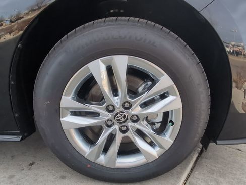 Used 2026 Toyota Sienna Limited image 31