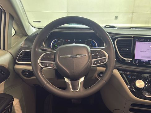 Used 2023 Chrysler Pacifica Touring-L FWD image 12
