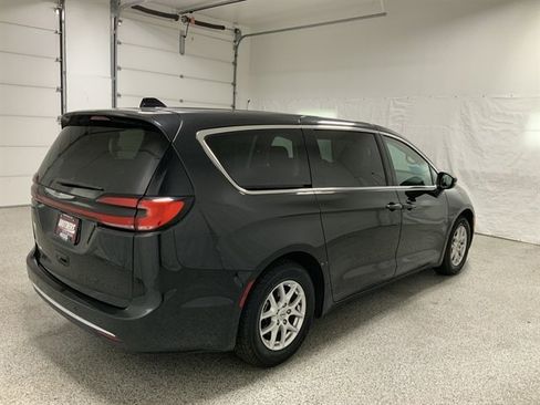 Used 2023 Chrysler Pacifica Touring-L FWD image 4