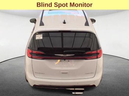 Used 2026 Chrysler Pacifica Limited FWD image 7