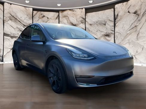 Used 2023 Tesla Model Y Long Range AWD/4WD image 3