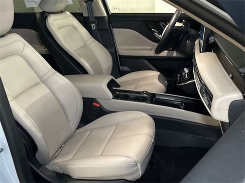 New 2025 Lincoln Corsair Reserve image 9