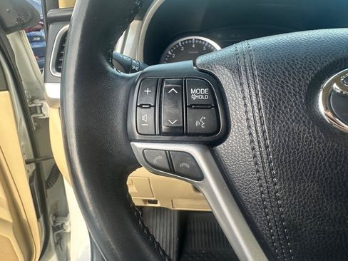 Used 2017 Toyota Highlander XLE FWD image 16