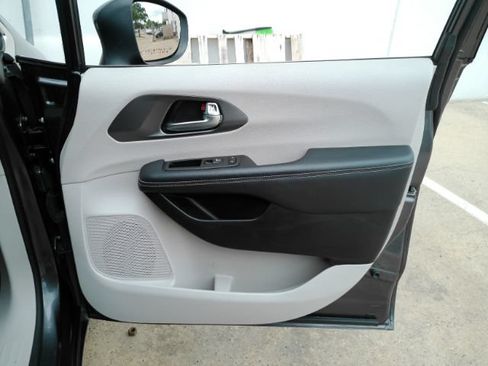 Used 2023 Chrysler Pacifica Touring-L FWD image 21