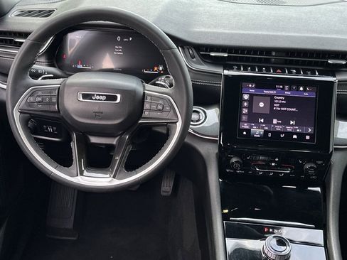 Used 2023 Jeep Grand Cherokee Altitude image 14