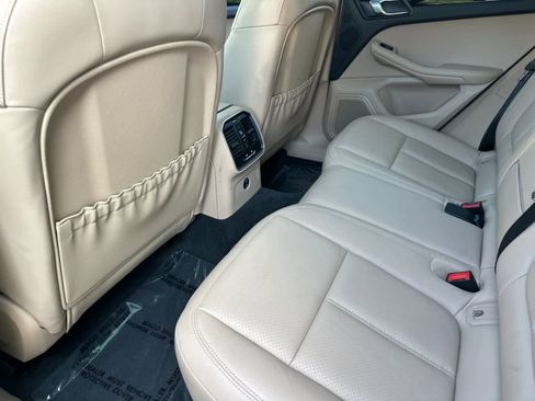 Certified 2025 Porsche Macan image 13