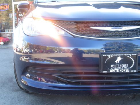 Used 2020 Chrysler Voyager LX image 3